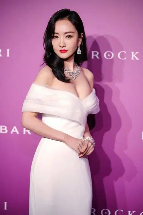 杨蓉的身材看着挺饱满穿白色露肩小礼裙一点没缩水依旧有韵味