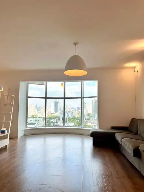 皇家公寓大客厅落地窗