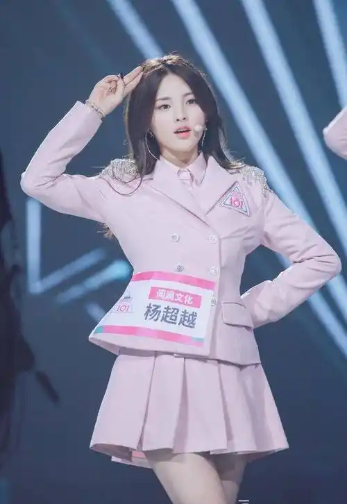 杨超越上了《创造101》之后,有了"哭神"的称呼,她从第一期哭到最后