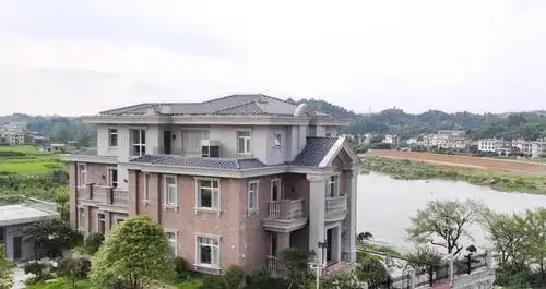 高勇被查封的别墅 8月上旬,记者在洞口县走访,多名群众均对高勇脱逃半