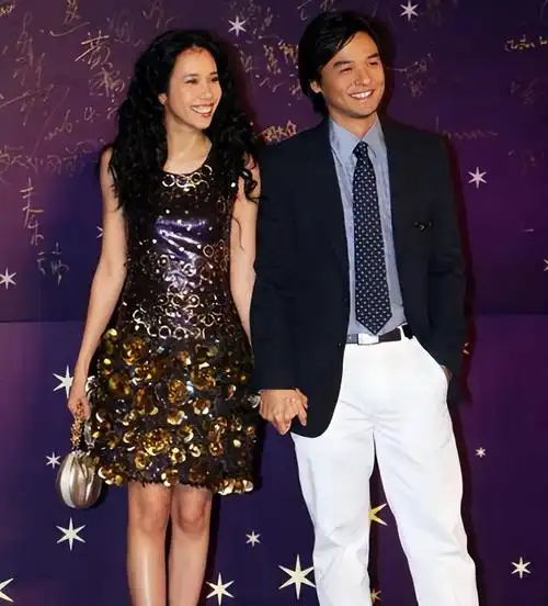 莫文蔚参加学校的毕业聚会时,再次遇见了自己曾经的初恋,但那时莫文蔚