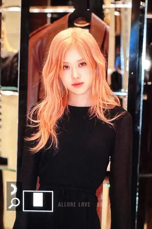 首尔快闪店路透黑裙露背装 傲人身材美到窒息#朴彩英首尔快闪店路透