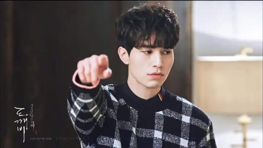 《孤独又灿烂的神-鬼怪》孔侑李栋旭剧照图片桌面壁纸