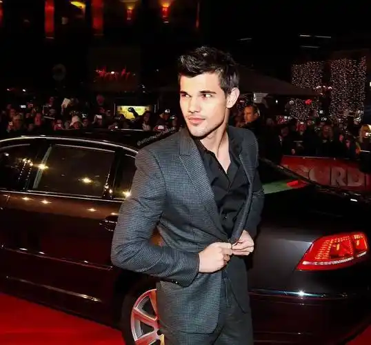 泰勒·洛特纳从出生到30岁的转变_比莉·洛尔德_之城_时间