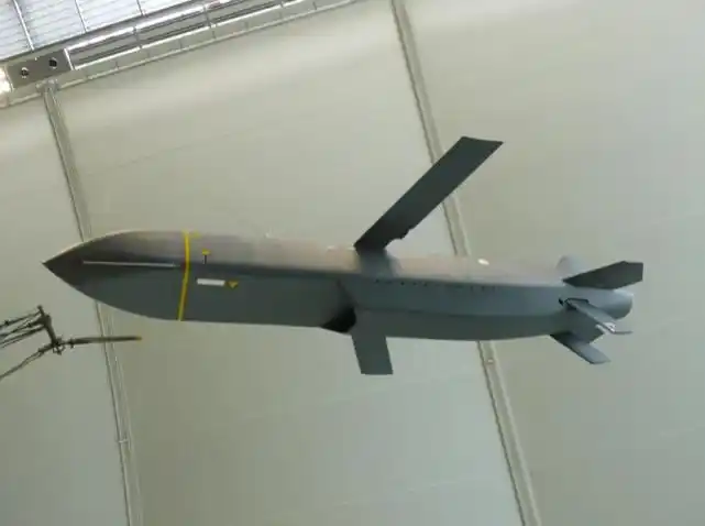 agm-158的jassm导弹,则是美国空军第一款采用隐身外形设计的空射巡航
