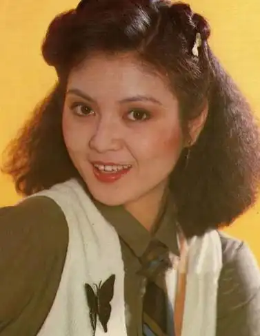 因为父亲重男轻女,所以尽管谢玲玲乖巧可爱,却从来没有感受过父爱.