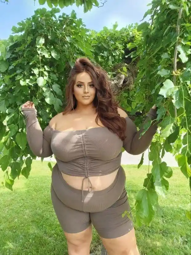 加拿大300斤美女网红,因拒绝减肥遭到威胁,自认健康有活力_腾讯新闻