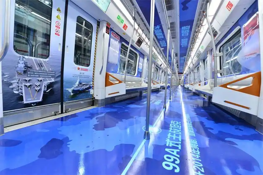 "铸魂强军号"主题列车亮相成都地铁6号线