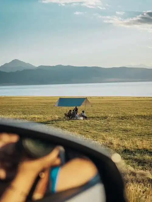 让我对后视镜构图情有独钟73图161赛里木湖畔,偶遇露营的年轻人