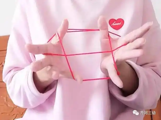 南北幼儿园"停课不停学"——民间游戏《翻花绳》