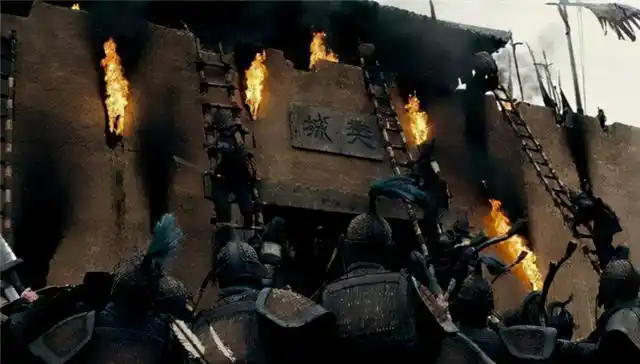 守城的士兵为什么宁愿砸石头,也不愿推倒梯子?老兵:傻瓜才推|王莽|云