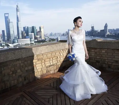 秦岚登杂志封面 浪漫婚尚大片显极致纯美