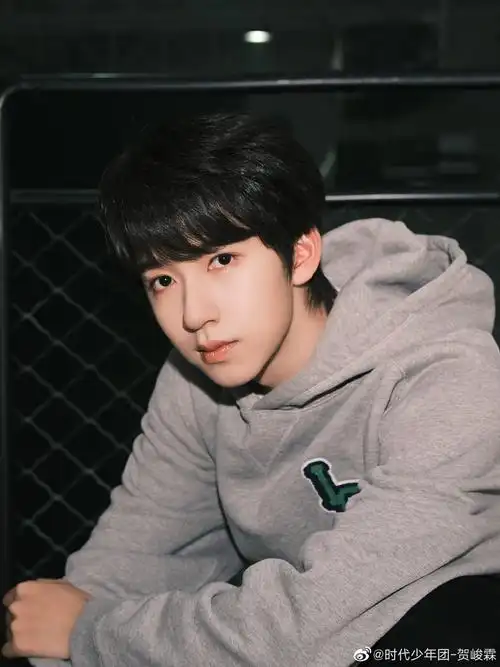 1/ 9贺峻霖晒舞台花絮库存,如龙卷风般摧毁最后一道防线的帅气是也