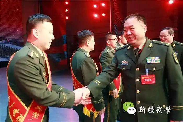 新年伊始就立起榜样标杆武警新疆总队隆重举行四学先进事迹报告会