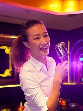年轻 i>女 /i>人在 i>ktv /i>唱歌