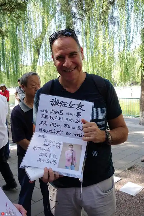 老外相亲角替儿子相亲,父母真能帮忙找对象吗?