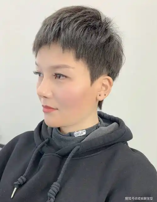 原创奔五的女人夏天留什么短发好看三种时尚减龄超短发清爽又吸睛