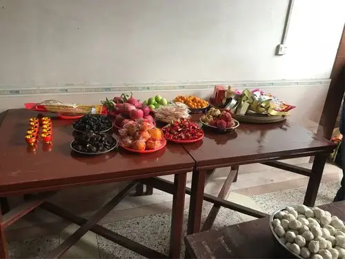 摆放好敬本堂观音菩萨的供品.