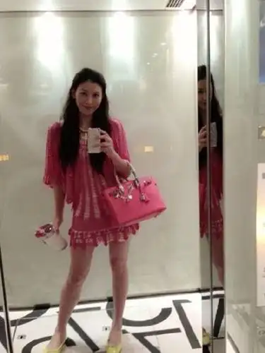 李彩桦真的是"红艳冻人",看似俗气的穿衣搭配,实则惊艳极了