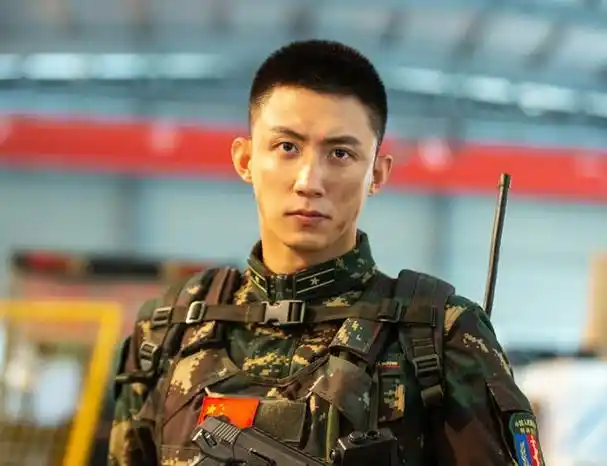 男明星帅不帅看寸头王一博被嘲土肥圆朱一龙撞脸梁朝伟