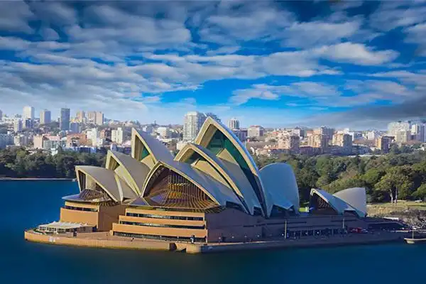 悉尼歌剧院作为澳大利亚的地标性修建,悉尼歌剧院以它共同的魅力吸引
