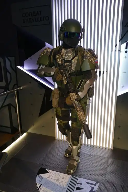 俄罗斯首都莫斯科的军服博物馆展出的俄罗斯未来战士概念模特_高清