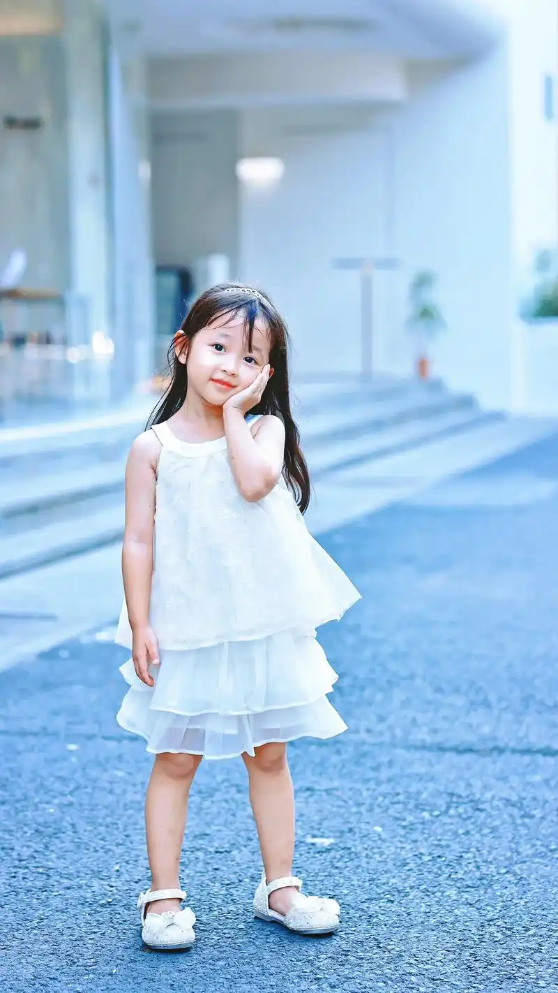 走在街头巷尾,小女孩的绿白裙子成为了最抢眼的风景