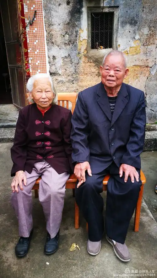 爷爷奶奶开心的合照,执子之手,与子偕老.
