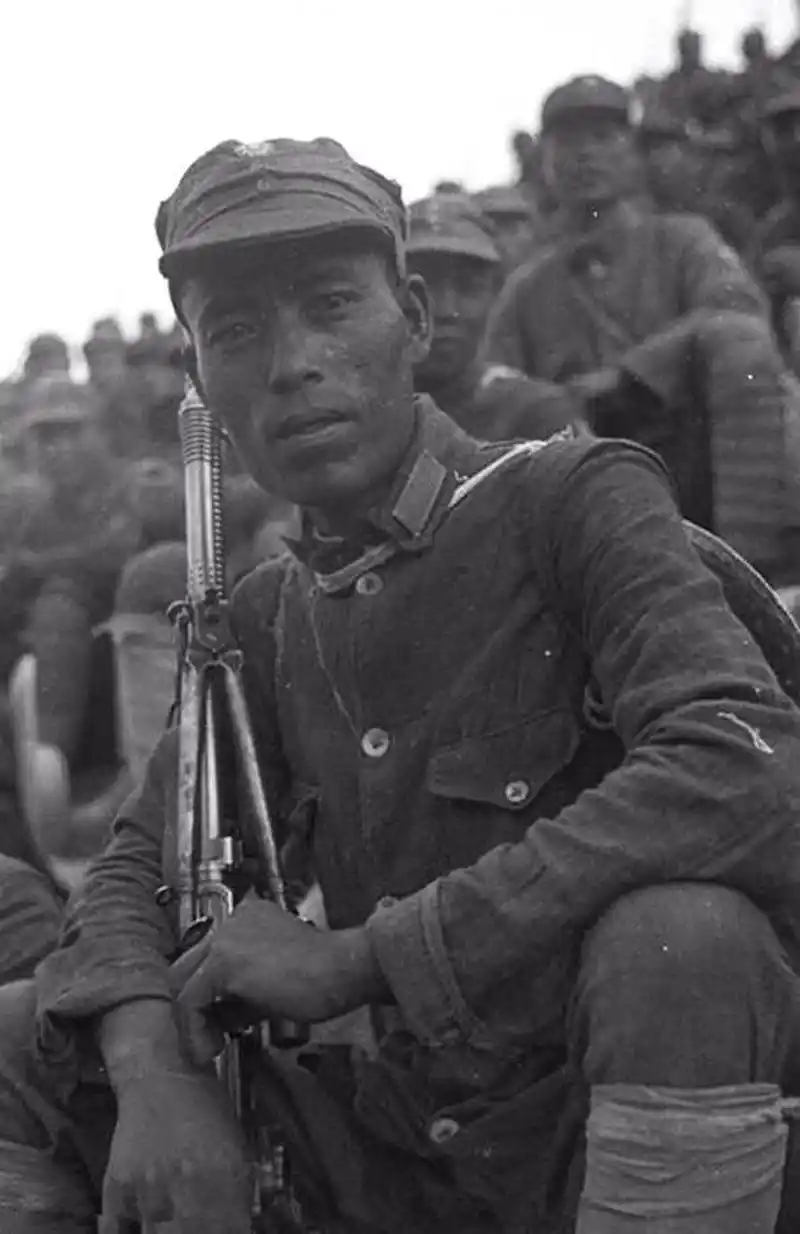 抗战时期,真实的八路军战士留影,照片中这位战士穿着整齐的军装,背着