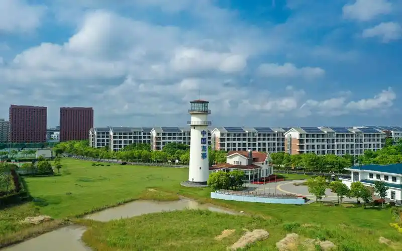 上海海事大学校歌《破浪向前》