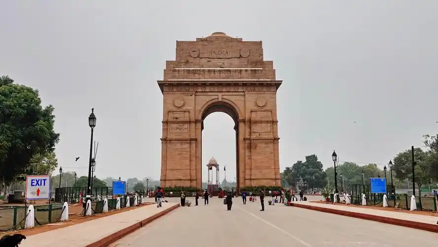 印度门,又名"印度战士纪念碑",位于新德里的心脏,是新德里的突出地标.