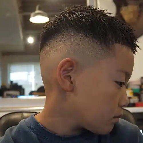 2024夏季小男孩发型来了,两侧铲短很百变,剪完真帅气