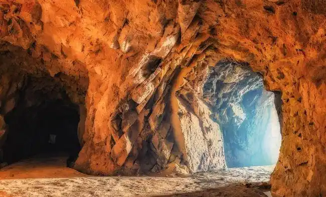 村民进山打猎,意外发现秘密山洞,洞内全是日军遗留"宝藏"|张献忠|洞口