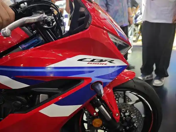 本田携新款 cb/cbr650r e-clutch 自动挡亮相北京摩展