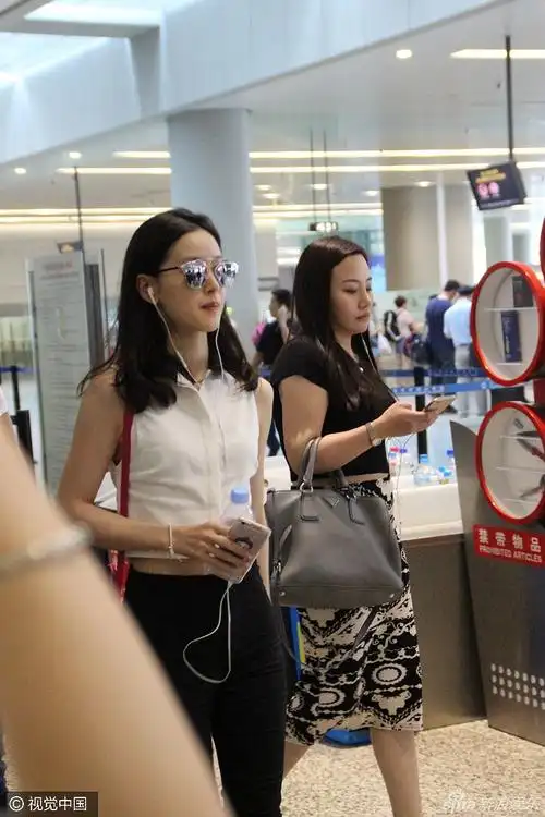 奶茶妹妹章泽天现身机场穿露脐装秀蛮腰