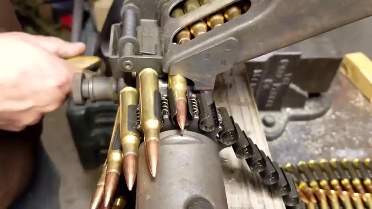 近距离观看mg3机枪弹链装弹,不愧是专用工具真的很实用!