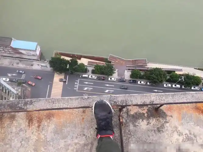 照片就这样的高度其实还是有些···从楼顶往下看去从微博上晒出来的