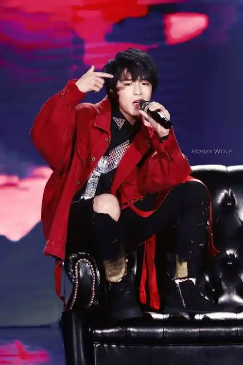 红衣少年刘耀文,红色显得格外耀眼,跳起舞. 来自娱乐女孩 - 微博