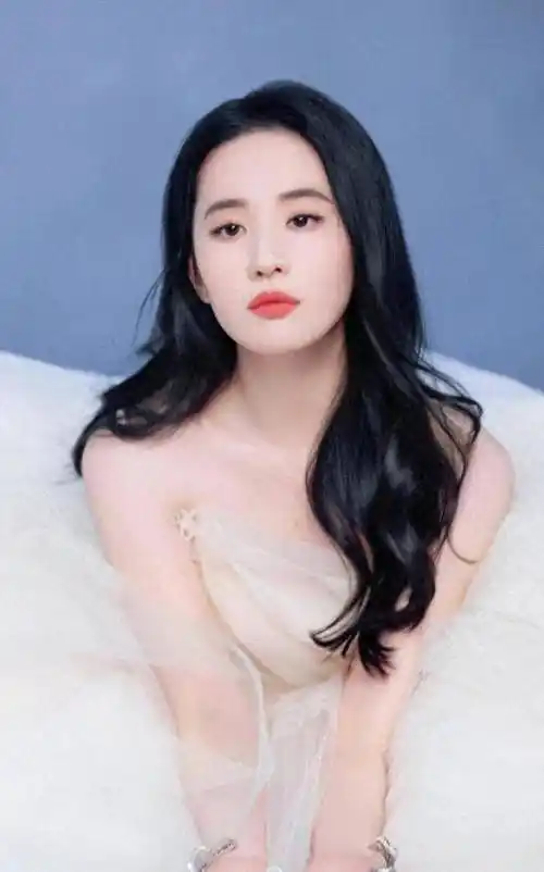 2005年,娱乐圈爆发了一起轰动一时的丑闻,涉及刘亦菲的身份和性别.