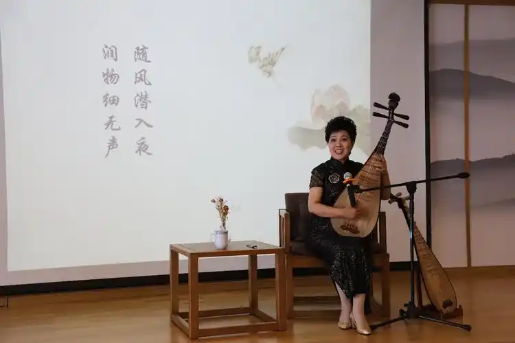 评弹表演艺术家周红做客文榷讲堂为师生讲述评弹文化和红色传承