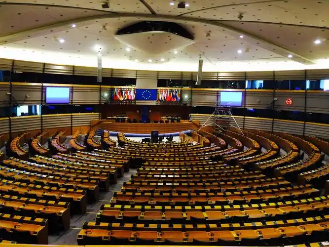 吃过饭后就坐地铁去了欧盟议会大厦.