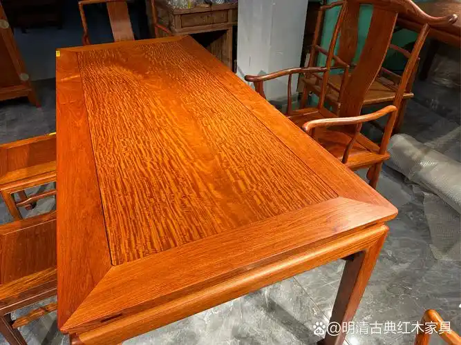 轻松辨别 真假大果紫檀 大果紫檀,俗称缅甸花梨,属于国标红木 紫檀属