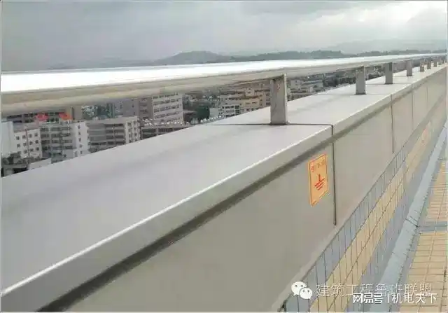 屋面避雷设施随建筑形状弯曲,女儿墙上扣板压顶和不锈钢避雷栏杆,高度