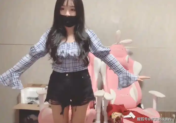 团团刚出境是穿着一身睡衣,也是之前在其社交平台晒出的照片也是睡衣