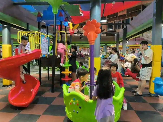 龙华建设市场公司绞尽脑汁,专门在菜市场设置了这个儿童游乐场,将买菜