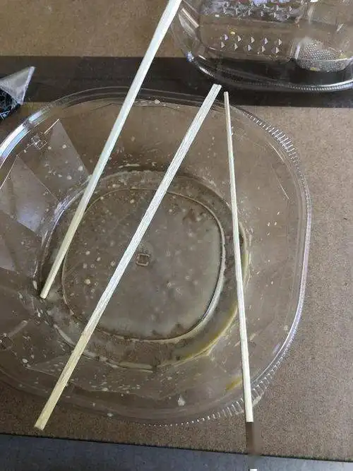 一次性筷子断成拼图让人好奇到底是怎么掰才能这样