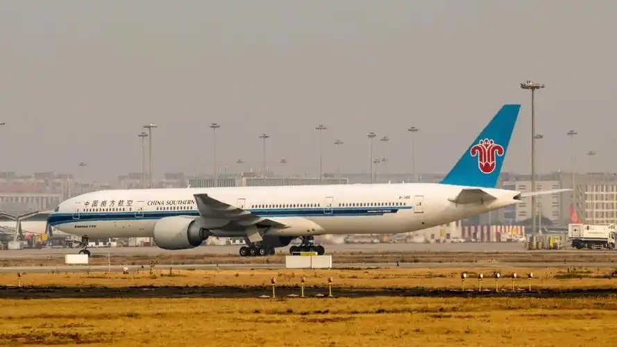 南方航空波音777飘过