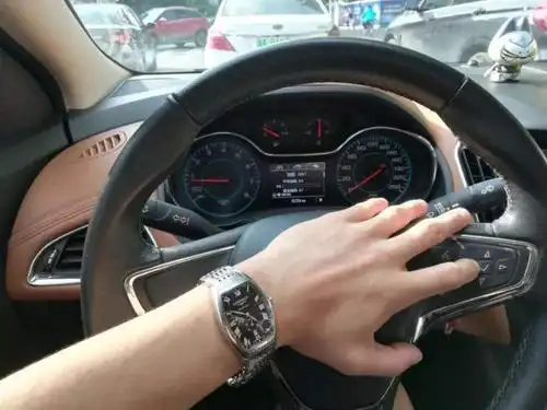 土豪开奔驰月薪7万抱怨至今单身网友看你手指就知道了