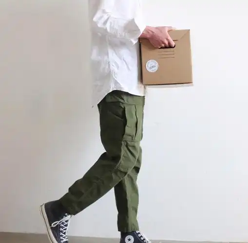 工装裤你要是把它和咔叽布的上衣做搭配自然是没有问题,毕竟两者的