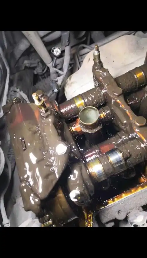 老周说好久没有拆到这种全是油泥的发动机了,机油还是用好一点的,要不